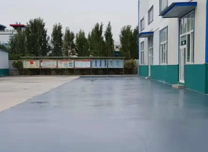 鹤壁彩色路面喷涂翻新的材料对冬季